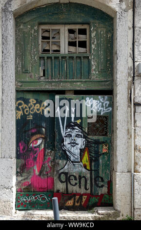 Lissabon, Portugal, 16. April 2019: Alte verbrettert Tor in Graffiti in der Chiado in Lissabon, Portugal abgedeckt Stockfoto