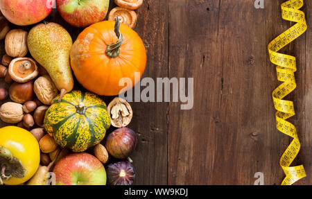 Herbst Grenze aus Obst, Gemüse, Pilze, Nüsse und Sonnenblumenkerne auf einem Holztisch Stockfoto