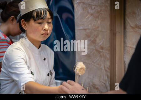 Xian, China - Juli 2019: traditionelle Gerichte aus der Region Anbieter Snacks verkaufen auf der Straße im muslimischen Viertel Stockfoto