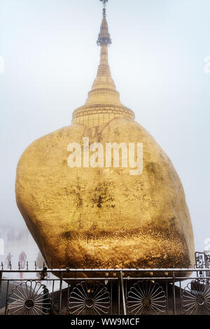 Die Kyaikhtiyo Pagode oder Goldenen Felsen ist eine der heiligsten buddhistischen Stätten von Burma. Stockfoto
