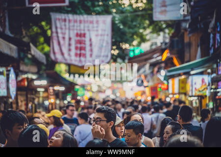 Xian, China - Juli 2019: Menschenmassen besuchen Sie den beliebten Street Food Bezirk muslimische Viertel in Xian, Provinz Shaanxi Stockfoto