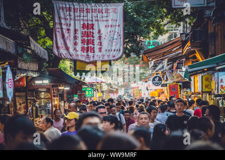 Xian, China - Juli 2019: Menschenmassen besuchen Sie den beliebten Street Food Bezirk muslimische Viertel in Xian, Provinz Shaanxi Stockfoto