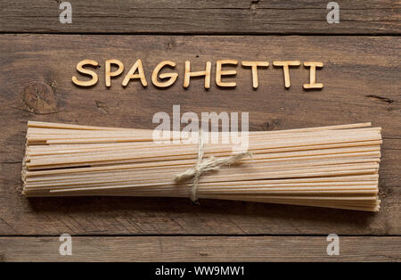 Vollkorn Spaghetti und ein Wort Spaghetti auf Holz Stockfoto