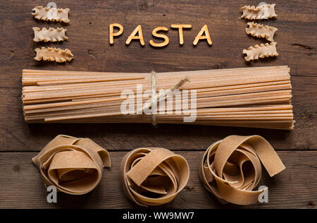 Vollkornbrot italienische Pasta und Nudeln auf Holz Stockfoto