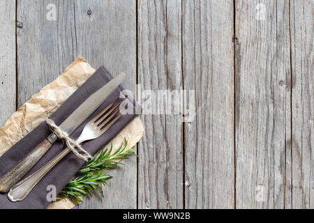 Vintage Tisch mit Rosmarin Dekor auf alten Holztisch Stockfoto