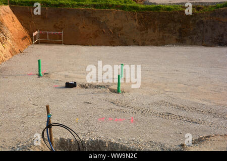 Kanalrohre, die in die Baugrube installiert sind, grün Kunststoff Rohre auf der Baustelle für einen Wasseranschluss Stockfoto