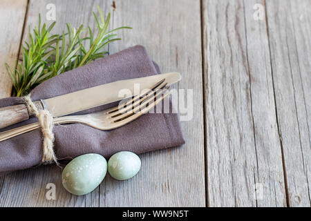 Ostern Tisch mit Eiern und Rosmarin Stockfoto