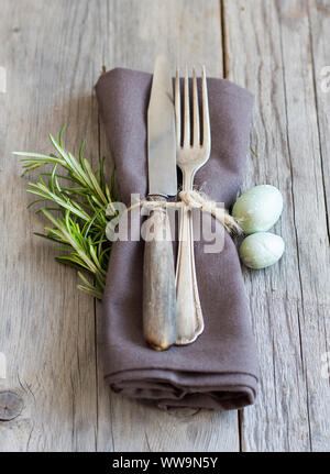 Ostern Tisch mit Eiern und Rosmarin Stockfoto