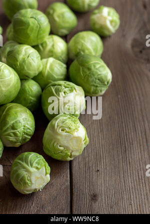 Brüssel sproutsl auf einem alten Holztisch Grenze Stockfoto