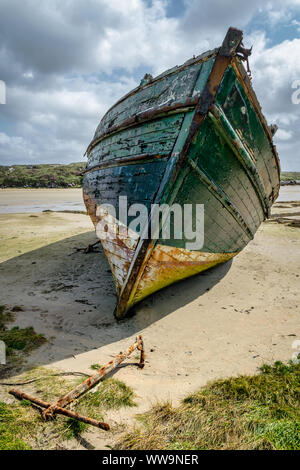 Dies ist eine vergessene Wrack eines alten hölzernen Irischen Fischerboot am Strand in Donegal Irland Stockfoto