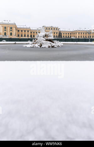 Gefrorene Najadenbrunnen und Schnee rund um Schloss Schönbrunn, Wien, Österreich Stockfoto