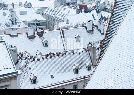 Schnee auf Hausdächern aus dem Norden Turm von St. Stephen's Cathedral (Stephansdom), Wien, Österreich Stockfoto