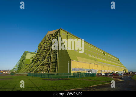 Cardington Nummer 1 (links) und 2 (rechts) Luftschiff Schuppen, Halle 2 ist jetzt Cardington Studios. Die Schuppen waren ursprünglich für Britains Luftschiff constru gebaut Stockfoto