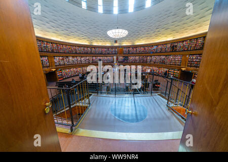 Die rotunde aus eine offene Tür, Stockholm Public Library (stadsbibliotek), Stockholm, Schweden, Skandinavien Stockfoto