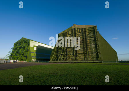 Cardington Nummer 1 (links) und 2 (rechts) Luftschiff Schuppen, Halle 2 ist jetzt Cardington Studios. Die Schuppen waren ursprünglich für Britains Luftschiff constru gebaut Stockfoto