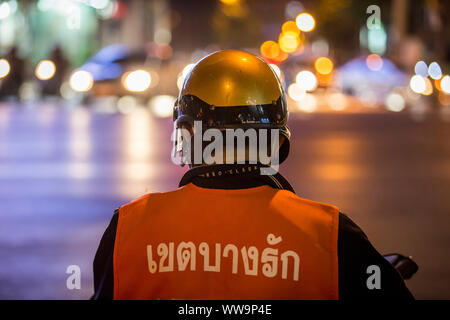 Bangkok, Thailand - Februar 6, 2015: Moto - Taxifahrer auf den Straßen von Bangkok. Stockfoto