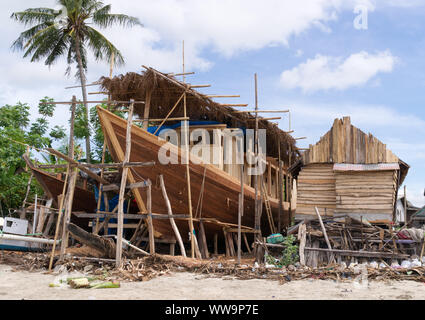 Traditionelle Holzboot in Bira gebaut, im Süden von SUlawesi Stockfoto