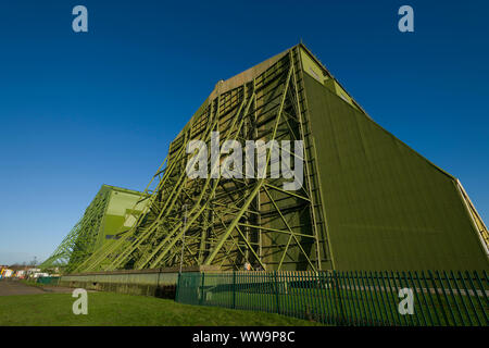 Cardington Nummer 1 (links) und 2 (rechts) Luftschiff Schuppen, Halle 2 ist jetzt Cardington Studios. Die Schuppen waren ursprünglich für Britains Luftschiff constru gebaut Stockfoto