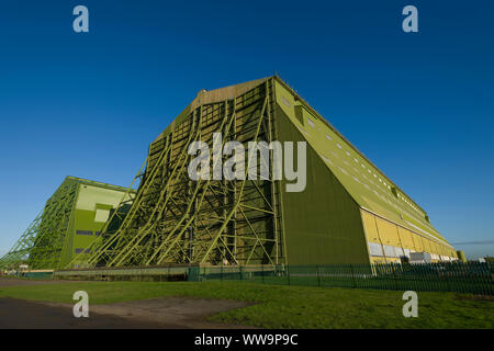 Cardington Nummer 1 (links) und 2 (rechts) Luftschiff Schuppen, Halle 2 ist jetzt Cardington Studios. Die Schuppen waren ursprünglich für Britains Luftschiff constru gebaut Stockfoto