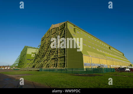 Cardington Nummer 1 (links) und 2 (rechts) Luftschiff Schuppen, Halle 2 ist jetzt Cardington Studios. Die Schuppen waren ursprünglich für Britains Luftschiff constru gebaut Stockfoto