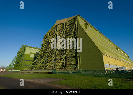 Cardington Nummer 1 (links) und 2 (rechts) Luftschiff Schuppen, Halle 2 ist jetzt Cardington Studios. Die Schuppen waren ursprünglich für Britains Luftschiff constru gebaut Stockfoto