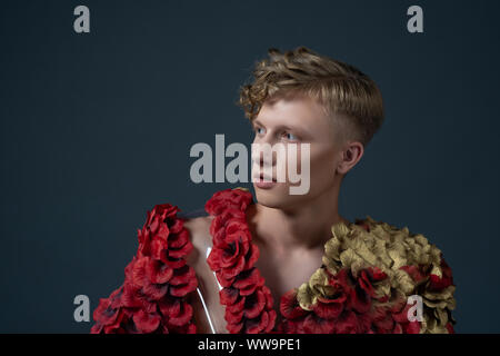 Portrait von homosexueller Mann in einem eleganten Anzug. Androgyn Modell Stockfoto