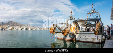 Kommerzielle Fischerboote im Hafen von Fuengirola, Andalusien, Spanien ankommen. Stockfoto