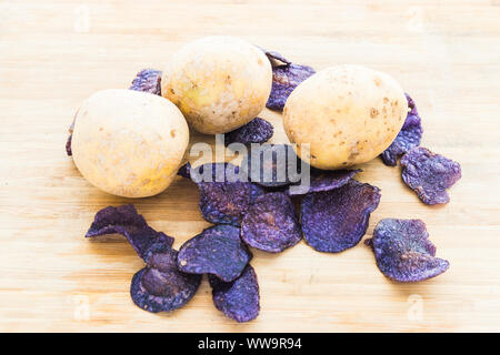 Ein Haufen von violetten Kartoffelchips auf hölzernen Hintergrund Stockfoto