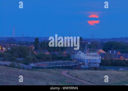 Die Ernte Vollmond am Freitag, dem 13. September mit Bucyrus Erie erhalten wandern Seilbagger bei RSPB St Aidan's Stockfoto