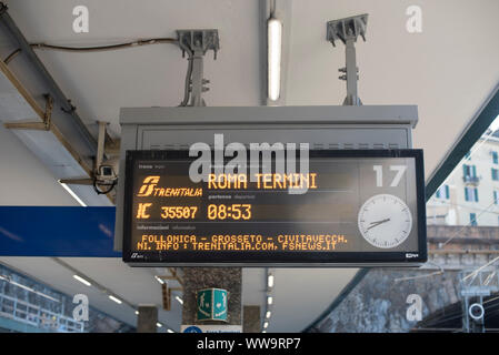 Genua, Italien - Juli 4, 2018: Ein digitales Schild am Bahnhof Brignole in Genua zeigt, dass ein Zug zum Bahnhof Termini fahren. Stockfoto