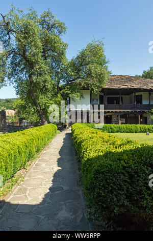 TRYAVNA, Bulgarien - Juli 6, 2018: Typische Straße und Häuser Haus aus dem 19. Jahrhundert in der Altstadt von Quedlinburg, Gabrovo, Bulgarien Stockfoto