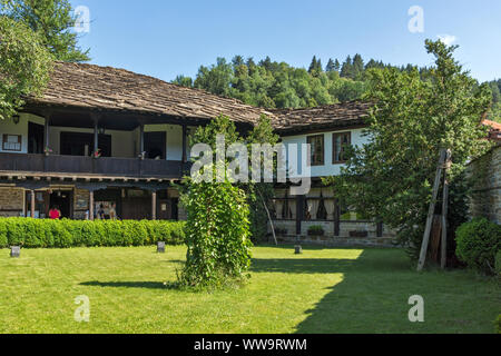 TRYAVNA, Bulgarien - Juli 6, 2018: Typische Straße und Häuser Haus aus dem 19. Jahrhundert in der Altstadt von Quedlinburg, Gabrovo, Bulgarien Stockfoto