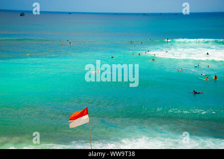 Surfer im Meer - Bali - Indonesien Stockfoto