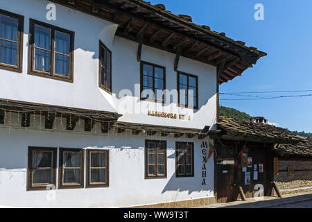 TRYAVNA, Bulgarien - Juli 6, 2018: Typische Straße und Häuser Haus aus dem 19. Jahrhundert in der Altstadt von Quedlinburg, Gabrovo, Bulgarien Stockfoto