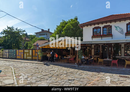 TRYAVNA, Bulgarien - Juli 6, 2018: Typische Straße und Häuser Haus aus dem 19. Jahrhundert in der Altstadt von Quedlinburg, Gabrovo, Bulgarien Stockfoto