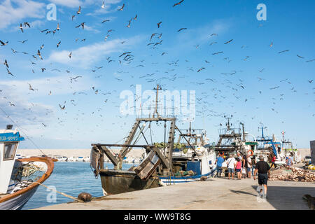 Kommerzielle Fischerboote im Hafen von Fuengirola, Andalusien, Spanien ankommen. Stockfoto