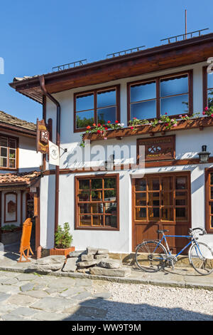 TRYAVNA, Bulgarien - Juli 6, 2018: Typische Straße und Häuser Haus aus dem 19. Jahrhundert in der Altstadt von Quedlinburg, Gabrovo, Bulgarien Stockfoto