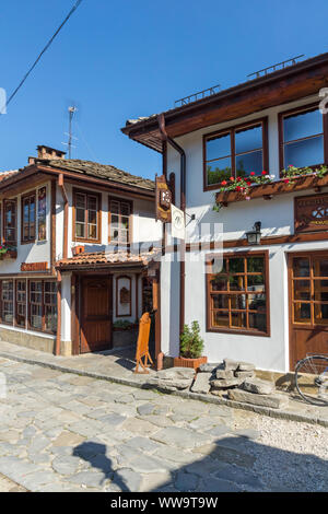 TRYAVNA, Bulgarien - Juli 6, 2018: Typische Straße und Häuser Haus aus dem 19. Jahrhundert in der Altstadt von Quedlinburg, Gabrovo, Bulgarien Stockfoto