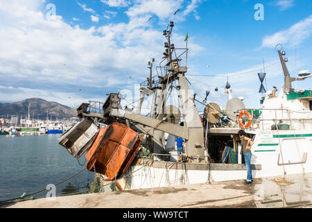 Kommerzielle Fischerboote im Hafen von Fuengirola, Andalusien, Spanien ankommen. Stockfoto