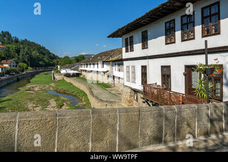 TRYAVNA, Bulgarien - Juli 6, 2018: Typische Straße in der Altstadt von Quedlinburg, Gabrovo, Bulgarien Stockfoto