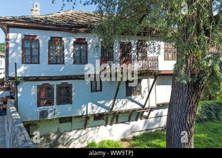 TRYAVNA, Bulgarien - Juli 6, 2018: Typische Straße in der Altstadt von Quedlinburg, Gabrovo, Bulgarien Stockfoto