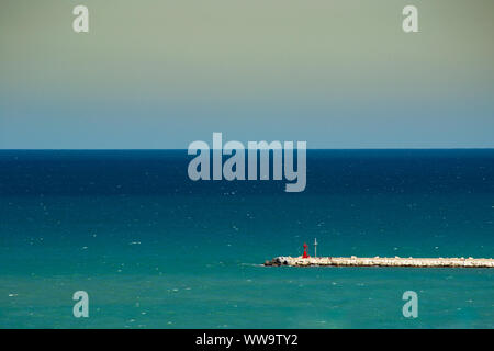 Red Lighthouse Tower auf dem Pier von San Benedetto del Tronto, Italien. S. Benedetto in einem der wichtigsten Fischerboote Häfen der Adria. Stockfoto