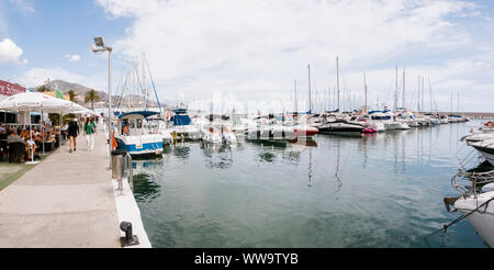 Promenade in Hafen von Fuengirola, Hafen und Marina, Andalusien, Spanien. Stockfoto