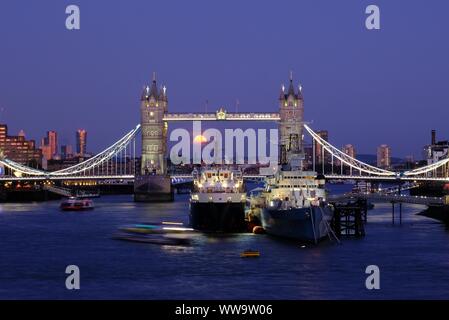 London, Großbritannien. 13 Sep, 2019. Vollmond steigt hinter der Tower Bridge. Der Vollmond im September ist die Harvest Moon genannt. Credit: Siu K Lo/Alamy leben Nachrichten Stockfoto