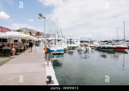 Promenade in Hafen von Fuengirola, Hafen und Marina, Andalusien, Spanien. Stockfoto