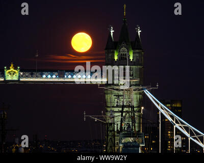 London, Großbritannien. 13 Sep, 2019. Vollmond steigt hinter der Tower Bridge. Der Vollmond im September ist die Harvest Moon genannt. Credit: Siu K Lo/Alamy leben Nachrichten Stockfoto