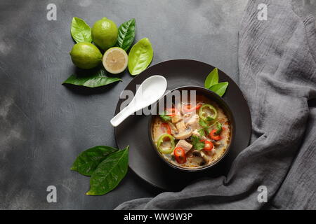 Thai-Stil Kokosmilch-Suppe-Tom Kha Gai mit Huhn, Pilze, Galgant, Limettenblätter, Zitronengras, Chili. Thai Küche Food Konzept Stockfoto