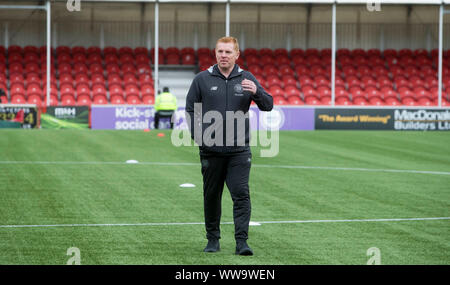 Keltischer Manager Neil Lennon Spaziergänge die Tonhöhe vor der Ladbrokes Scottish Premier League Spiel im Neuen Douglas Park, Hamilton. Stockfoto