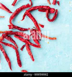 Trocken rote Paprika auf einem blauen Hintergrund mit Copyspace, Overhead Platz schoß Stockfoto