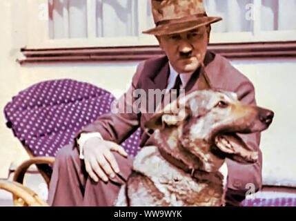 Adolf Hitler mit seinem Hund Blondi eine Stockfoto